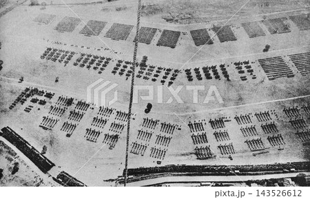 古写真 1906年4月30日 東京 青山練兵場で行われた日露戦争戦勝祝勝観兵式(気球から撮影) 古写真 1906年4月30日 東京 青山練兵場で行われた日露戦争戦勝祝勝観兵式(気球から撮影) 143526612