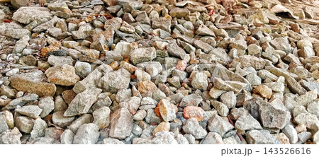 Close-up photo of the texture of a pile of gravel on the ground 143526616