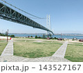 明石海峡大橋と青い海を望む海辺の風景 143527167