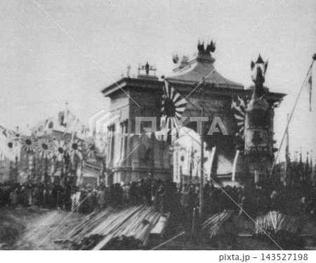 古写真 1905年 東京 新橋駅前に建てられた日露戦争の凱旋門 古写真 1905年 東京 新橋駅前に建てられた日露戦争の凱旋門 143527198