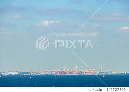 海を隔てた横浜ビル群などの遠景 143527801