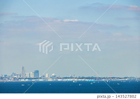 海を隔てた横浜ビル群などの遠景 海を隔てた横浜ビル群などの遠景 143527802