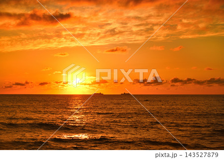 北海道・日本海追分ソーランラインの風景、夕陽を背景にすれ違う2隻のフェリー・北海道積丹町(3) 北海道・日本海追分ソーランラインの風景、夕陽を背景にすれ違う2隻のフェリー・北海道積丹町(3) 143527879
