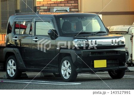 駐車場に停めた車 駐車場に停めた車 143527991