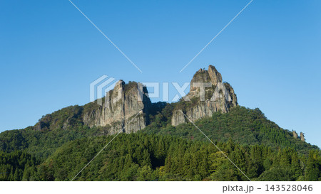 上信越道から見える妙義山（高岩）の美しい岩峰と青空／群馬県 143528046
