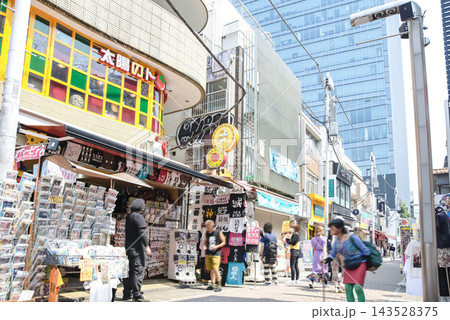 東京都渋谷区 原宿竹下通りの雑貨店と買い物客で賑わう街並み 東京都渋谷区 原宿竹下通りの雑貨店と買い物客で賑わう街並み 143528375