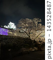 夜間ライトアップされた姫路城と満開の夜桜 143528487