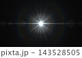 虹色の輪がある光のエフェクト、レンズフレア 143528505