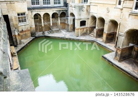 ハニー色の石造りの建物に囲まれたローマン・バスの大浴場 イギリスの世界遺産に登録されたバースにて ハニー色の石造りの建物に囲まれたローマン・バスの大浴場 イギリスの世界遺産に登録されたバースにて 143528676