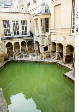 ハニー色の石造りの建物に囲まれたローマン・バスの大浴場 イギリスの世界遺産に登録されたバースにて ハニー色の石造りの建物に囲まれたローマン・バスの大浴場 イギリスの世界遺産に登録されたバースにて 143528677