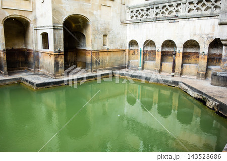 ハニー色の石造りの建物に囲まれたローマン・バスの大浴場 イギリスの世界遺産に登録されたバースにて ハニー色の石造りの建物に囲まれたローマン・バスの大浴場 イギリスの世界遺産に登録されたバースにて 143528686