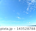 検見川浜での八月の青い空と白い雲 143528788