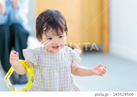 よちよち歩きの女の子 よちよち歩きの女の子 143529500