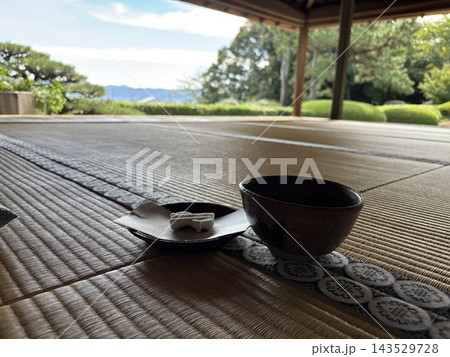 奈良・慈光院の重要文化財「書院」で味わう抹茶と干菓子 奈良・慈光院の重要文化財「書院」で味わう抹茶と干菓子 143529728