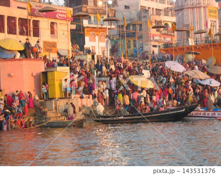 インド・バラナシのガンジス川沿いで沐浴する人々 インド・バラナシのガンジス川沿いで沐浴する人々 143531376