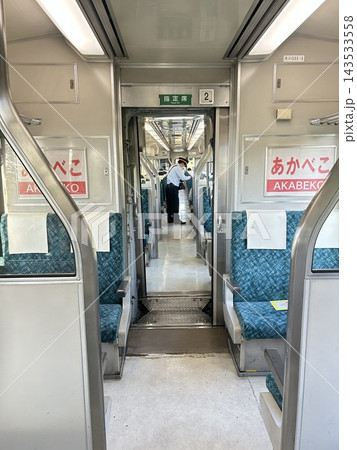 レトロな電車の車内 レトロな電車の車内 143533558