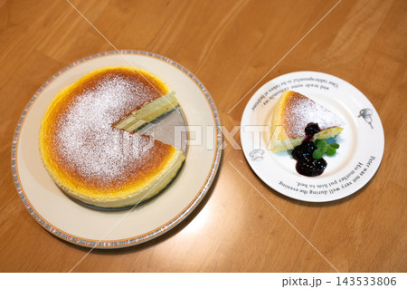 焼きチーズケーキとベリーソース 焼きチーズケーキとベリーソース 143533806