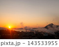 別府湾朝日と別府湯けむり 143533955