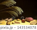 ススキ　枯れ葉　クリ　さつま芋　松かさ　秋イメージ 143534078