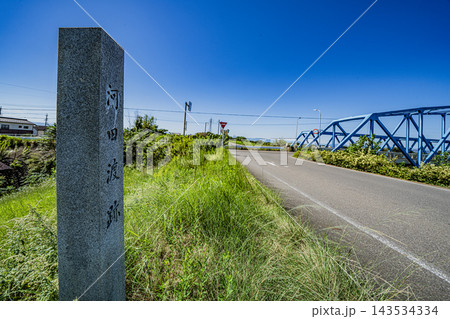 木曽川左岸堤防道路と河田の渡し跡の石柱 木曽川左岸堤防道路と河田の渡し跡の石柱 143534334