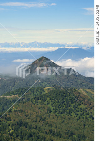 横手山方面から縦構図で望む笠ヶ岳と雲海の彼方に浮かぶ北アルプス 143535249