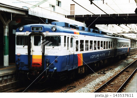 地上駅時代のJR長野駅に停車中のキハ58系気動車（普通列車・ヴォワチュールアミティエ塗装・飯山線色） 143537611