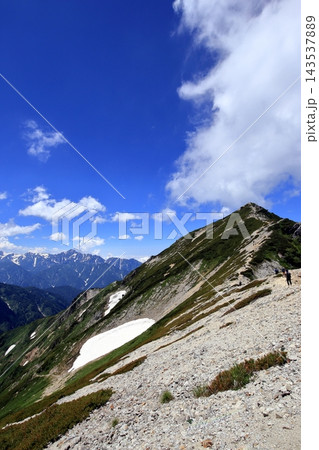 夏の唐松岳への登山 八方尾根からの風景 143537889