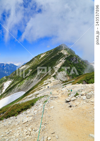 夏の唐松岳への登山 八方尾根からの風景 夏の唐松岳への登山 八方尾根からの風景 143537896