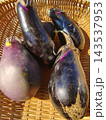 籠に入った収穫したての家庭菜園の秋茄子 143537953