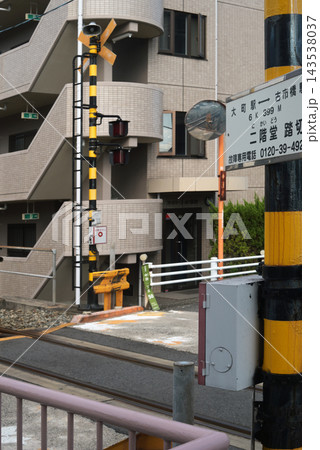 JR大町駅隣接の踏切 143538037
