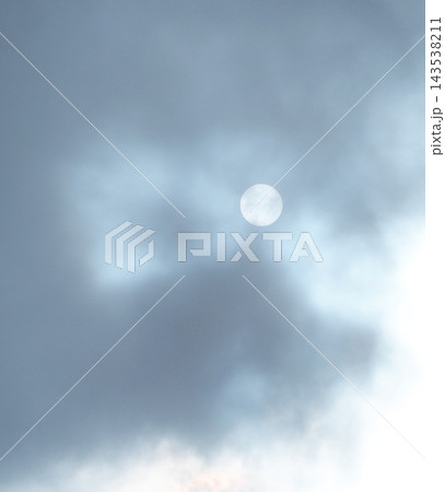 雲に隠れた太陽 143538211