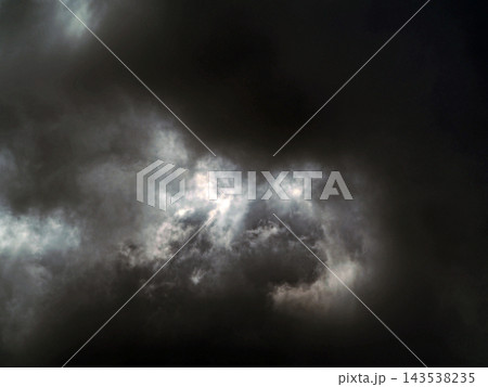 雲に隠れた太陽 143538235