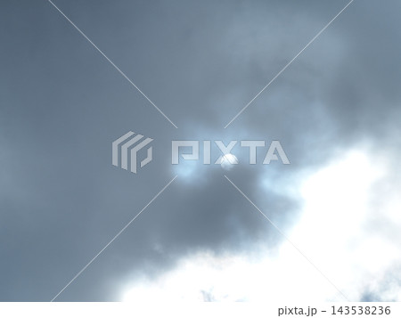 雲に隠れた太陽 143538236