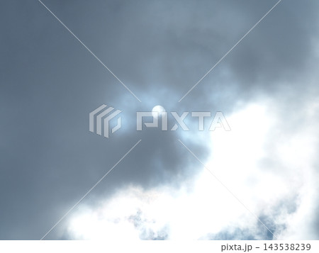 雲に隠れた太陽 雲に隠れた太陽 143538239