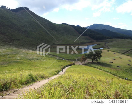 奈良・曽爾高原のお亀池と広大なススキ野原を見下ろす絶景 奈良・曽爾高原のお亀池と広大なススキ野原を見下ろす絶景 143538614