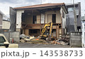 解体中の古い木造住宅 143538733