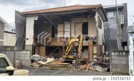 解体中の古い木造住宅 解体中の古い木造住宅 143538733