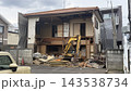 解体中の古い木造住宅 143538734
