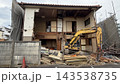 解体中の古い木造住宅 143538735