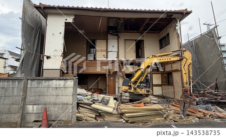 解体中の古い木造住宅 解体中の古い木造住宅 143538735