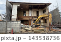 解体中の古い木造住宅 143538736