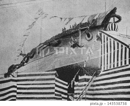 古写真　1906年11月15日　神奈川県横須賀市　横須賀海軍工廠での戦艦薩摩の進水式 143538738