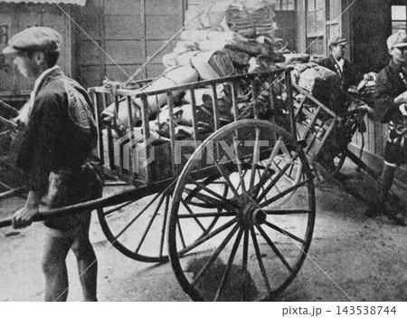 古写真 1897-1906年 大阪毎日新聞社 販売店へ配達する配達員 古写真 1897-1906年 大阪毎日新聞社 販売店へ配達する配達員 143538744