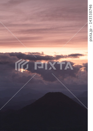 山に沈む夕日 山に沈む夕日 143538746