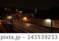 雨の夜の高速道路 143539233