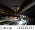 雨の夜の道路 143539234