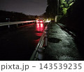 軽トラの赤いテールランプに照らされた濡れた道路 143539235