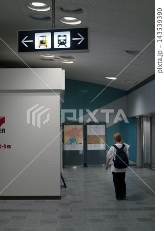 大町駅の乗り換えコンコースと女性客 大町駅の乗り換えコンコースと女性客 143539390