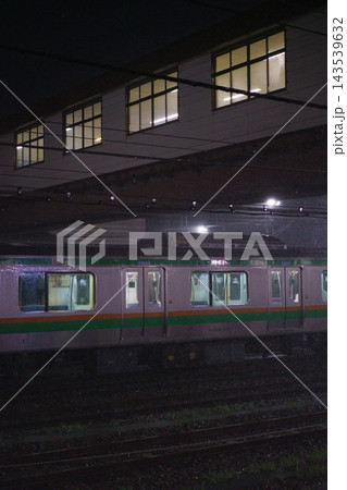 雨の夜、駅に佇む電車 雨の夜、駅に佇む電車 143539632