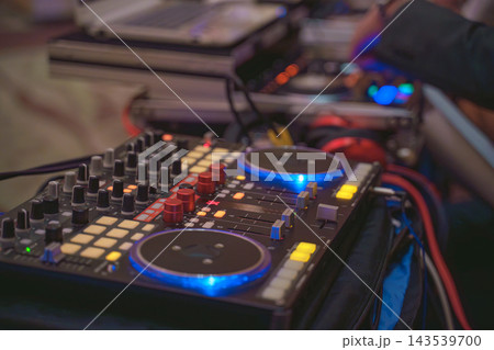 青い光が灯るDJコントローラーと音響機器 青い光が灯るDJコントローラーと音響機器 143539700